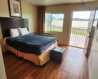 HomeTown Inn and Suites - Mesquite - Bedroom