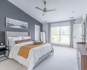 Modern, Spacious Loft Style 3 BR in the City - Decatur - Bedroom