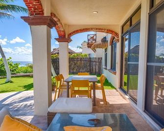 Oceanfront vacation villa with amazing views, AC, and WiFi! - Akumal - Balcony