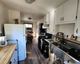 Forest Cottage Retreat - Grass Valley - Kitchen