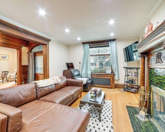 Spacious Pittsburgh Rental: Walk to Frick Park! - Pittsburgh - Wohnzimmer