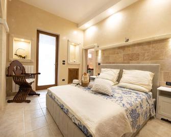 Pilella b&b's Ivory Room, the sea just 2 steps away - Alliste