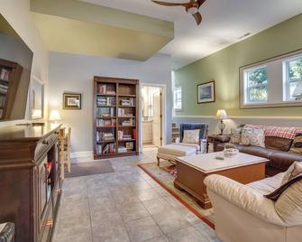 Cascade Cabin Hideaway with Views, half Mi to Lake - Cascade - Sala de estar
