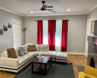 Buffalo Bayou and Montrose - 3Br/1Ba King Beds! - Houston - Wohnzimmer