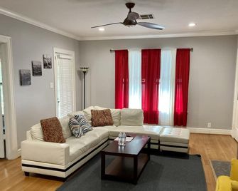 Buffalo Bayou and Montrose - 3Br/1Ba King Beds! - יוסטון - סלון
