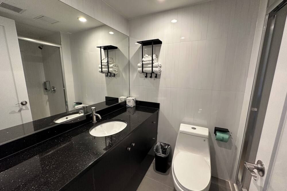 Bathroom view of Regal Inn & Suites New York Laguardia Hotel