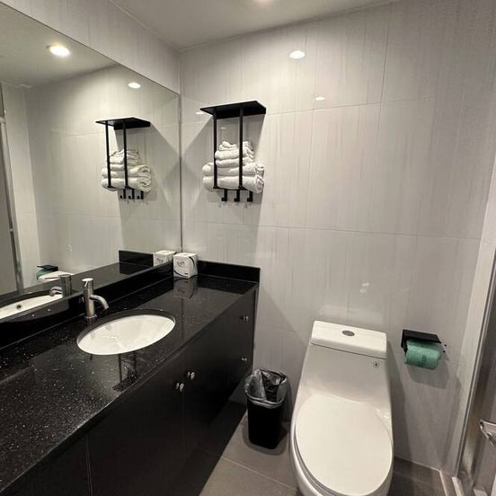 Bathroom view of Regal Inn & Suites New York Laguardia Hotel