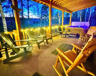 Spacious comfortable cabin, 33 Miles to Yellowstone, Wi/Fi, Fire Pit, Hot Tub - Island Park - Innenhof