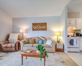 Roanoke Mountain Home 4 Mi to Blue Ridge Parkway! - Roanoke - Living room