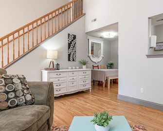 Central and Chic Hampton Condo! 2 br 2 ba W/D +WIFI! Dog Friendly - Hampton - Living room