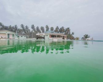 Karela Beach Resort - Benyin - Pool