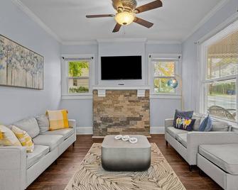 Downtown Charm, 3 Bdr, Near Rest and Bars - Winston-Salem - Living room