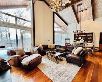 Charming 4-bedroom Ski house in Stratton with Shuttle or walk to slope. - Stratton - Sala de estar