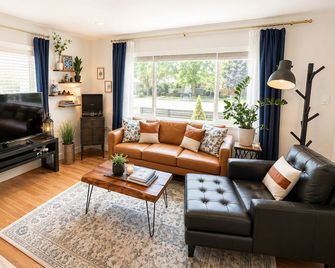 Luxury 4b-3b- Hot tub, Sauna, Personal Gym - Denver - Living room