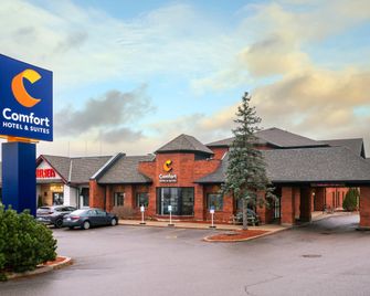 Comfort Hotel & Suites - Peterborough - Building