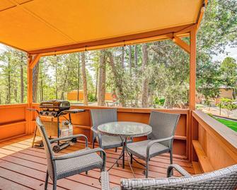 Cozy Ruidoso Condo with Deck about 2 Mi to Cedar Creek! - Ruidoso - Balcón