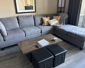 'Unleash Your Ultimate Escape at the Spectacular Lake Las Vegas Retreat! - Henderson - Living room