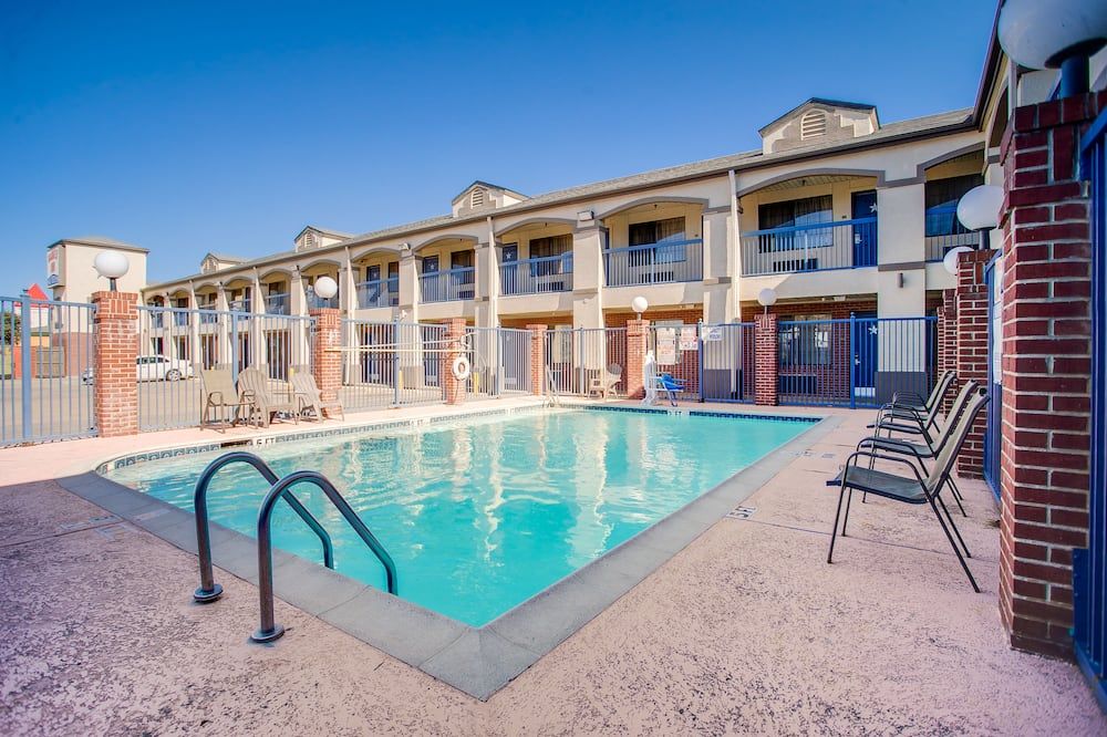 Ranger Inn & Suites - Arlington - Piscina