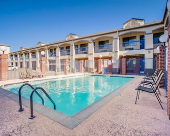 Ranger Inn & Suites - Arlington - Piscina