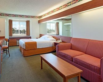 Microtel Inn & Suites by Wyndham Pueblo - Pueblo - Schlafzimmer