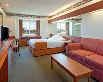 Microtel Inn & Suites by Wyndham Pueblo - פואבלו - חדר שינה