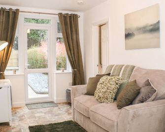 Hope Cottage, Pet Friendly, With A Garden In Thornton-Cleveleys - Thornton-Cleveleys - Living room
