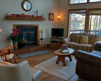 Waterfront 4 Season Cabin Pet Friendly Canoe Air Conditioned - Bushkill - Living room