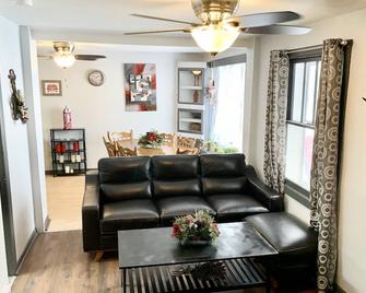Cute & Comfortable!walk To Hot Springs State Park & Big Horn River.Boat Parking! - Thermopolis - Living room