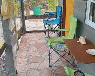 Tiny House 2 -bedroom Cabin with AC, WiFi, Close to beach and more in Negril JM. - Negril - Patio
