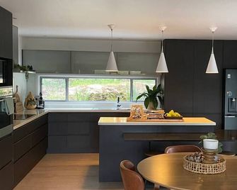 Central and spacious three bedroom townhouse - Warrnambool - Kuchyň