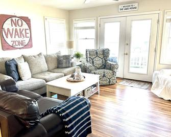 Year round home on private drive with amazing views! - Geneseo - Вітальня