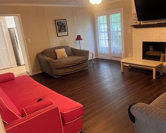 House of Prayer, 3-bedroom house with a picnic backyard. - Anniston - Huiskamer