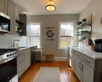 Spectacular Location Two Bedroom State Circle Apartment - Annapolis - Kitchen