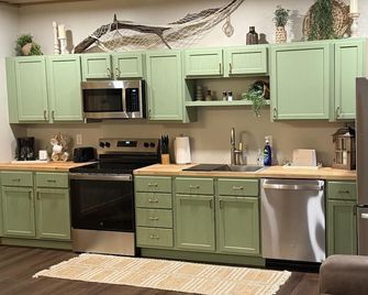 Saloon Suite at Gudgel Ranch – 1BR Country Stay & Sunset Views - Litchfield - Kitchen