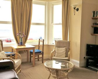 First floor seaside apartment with balcony and spectacular sea views. - Tywyn - Sala de estar