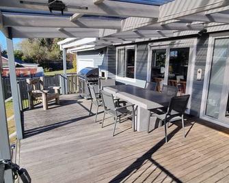 The Lake House - Taupo Holiday Home - Turangi - Patio
