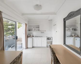 Manly Waves Accommodation - Sydney - Kitchen