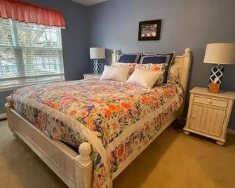 Beautiful home in Chautauqua community - linens, parking, washer Included - Marblehead - Bedroom