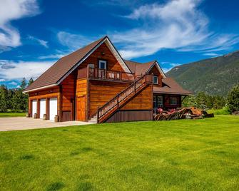 Studio Apartment With Amazing Views! Close To Glacier Park - Columbia Falls - Building