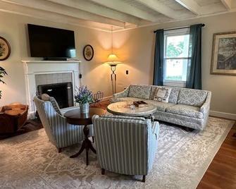 Historic home nestled in the heart of horse and wine country. Kids/pet friendly! - Paris - Sala de estar