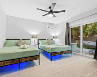 6 BR Villa Steps to Ocean Pool Sauna & Jacuzzi - Fort Lauderdale