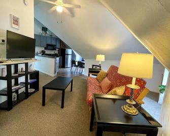 Downtown Two Bedroom Apartment in Downtown Lexington near Rupp Arena - Lexington - Living room