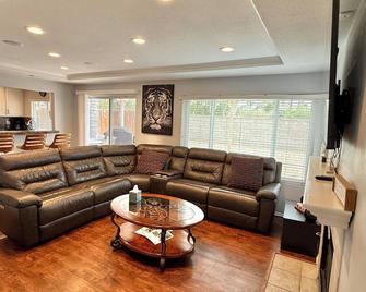 Beautiful 4-bedroom Home in ️ of Murrieta/Temecula - Murrieta - Sala de estar