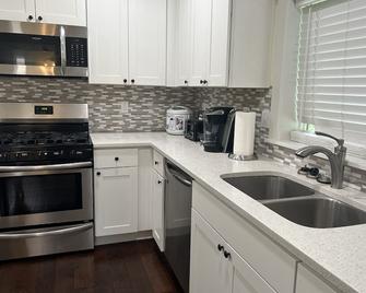 Spacious 1 bedroom apartment br2 mins to shopping malls and restaurants - Everett - Kitchen