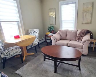 Comfy studio apartment on 2nd floor, pet friendly - Auburn - Wohnzimmer