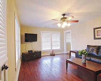 (501b) Location Location! Downtown! Large Condo, Porch W/Cushioned Seats! - Florence - Living room