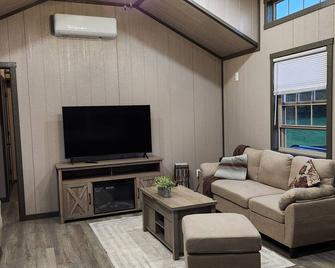 Cozy Country Cabin - Sleeps 6 - with Hot Tub - Sullivan