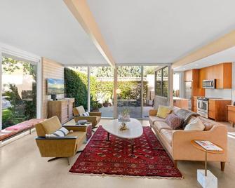 Beautifully Re-imagined Mid-century Modern Condo With Mountain And Pool Views - Palm Springs - Living room