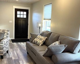 Modern Country Home Near Hiking trails and Waterfront Concert Venue - Bangor - Living room