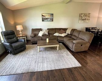 Rosie's Surf Shack: 3 BR, 2 BA house in beautiful Grays Harbor - Aberdeen - Obývací pokoj